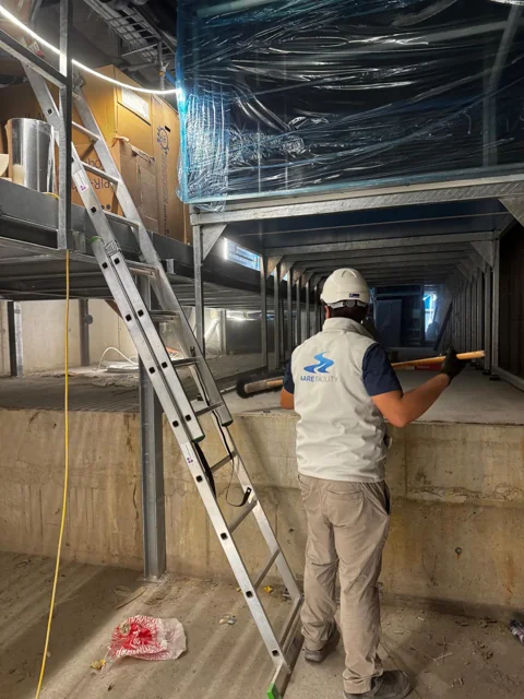 Mitarbeiter von Aare Facility bei Reinigungsarbeiten im Gebäudeinneren.